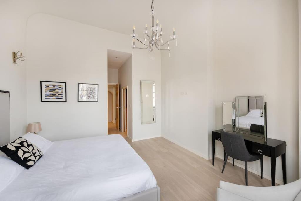 Presidential With 14ft High Ceilings & Private Elevator * Londres