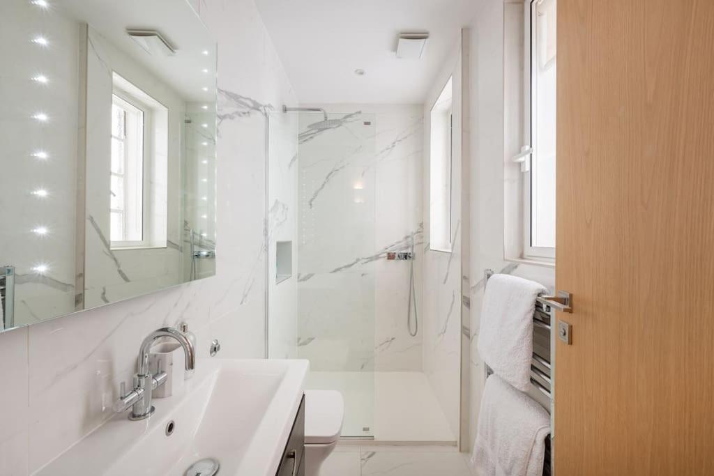 Presidential With 14ft High Ceilings & Private Elevator * Londres